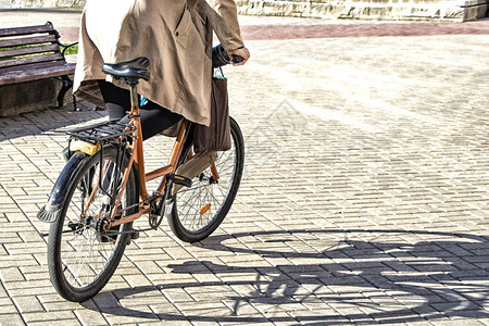 骑车骑自行车的速度运动生活方式城市里的自行车骑图片