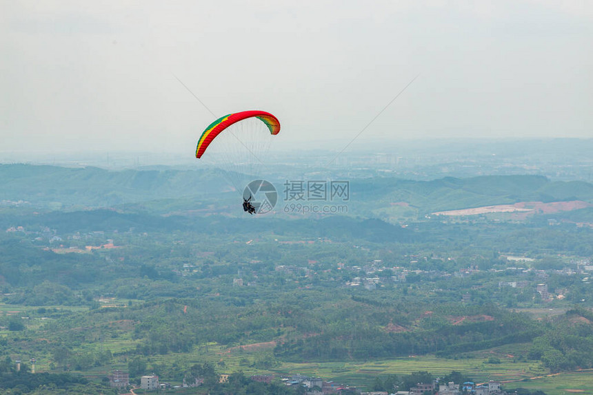 户外城市青山风景和滑翔伞图片