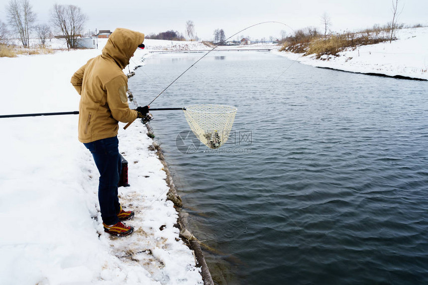 湖边钓鱼的年轻人图片