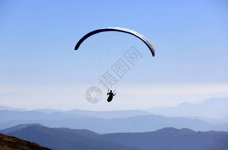 空中滑翔伞飞越山脉图片