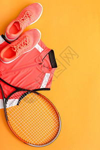 彩色背景上的运动服和网球拍图片