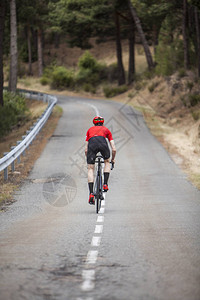穿着红色和黑色衣服的男骑自行车男子骑车者在山坡后视线车把高清图片素材