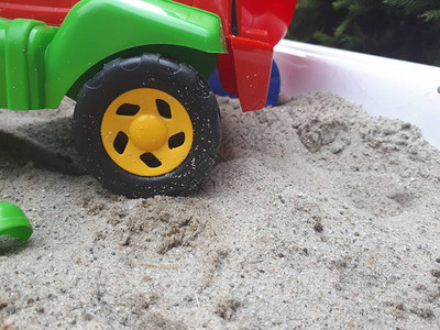 沙子上的玩具车轮孩子图片