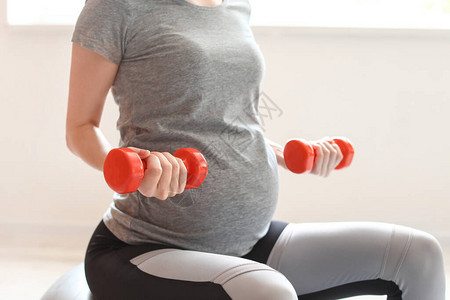 年轻孕妇在健身培图片