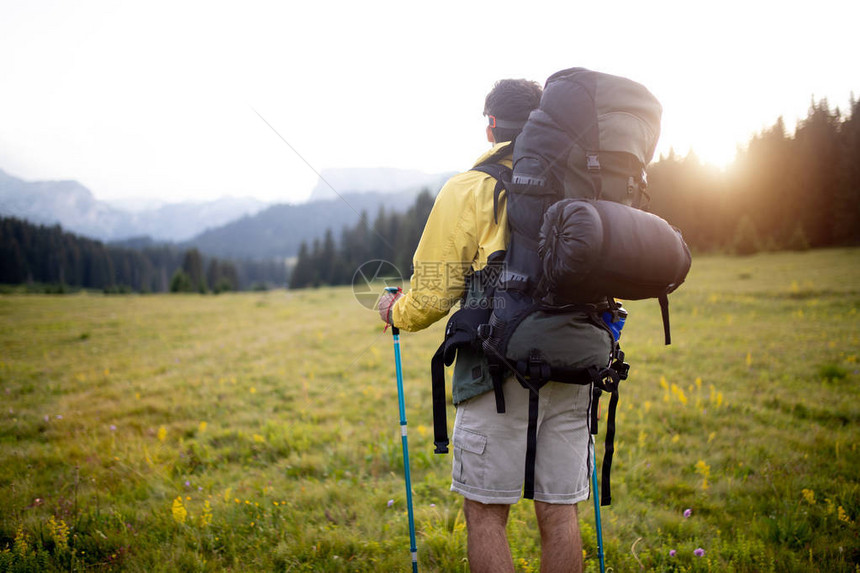 带着背包的观光客在登山图片