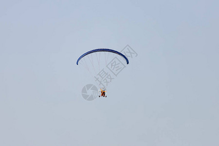 旅游者乘坐摩托车滑翔伞图片