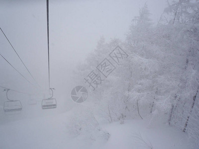 滑雪暴风雪图像的斜坡图片