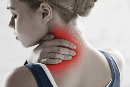 职业运动员因运动受伤在白种背景上感觉颈部疼痛而图片