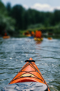 红色皮艇漂浮在河上图片