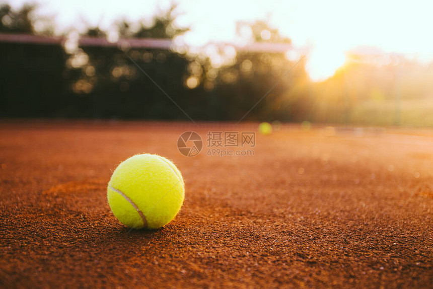 红土场上的网球设备图片