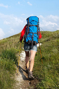 带着背包和徒步登山的柱子在山上旅图片