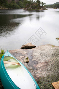 湖水边岸上的独木舟图片