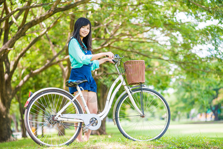 公园花里骑着自行车的图片