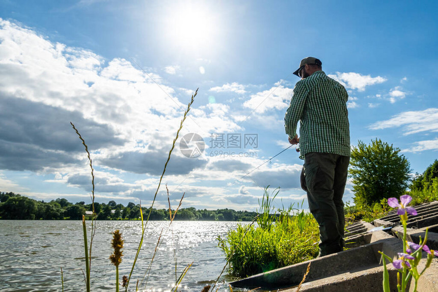 湖上的渔夫自然与放松图片