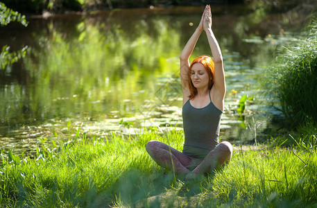 日落时的瑜伽妇女冥想女在宁静和谐图片