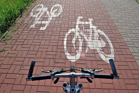 夏季的自行车特护者驾驶车轮和自行车图片