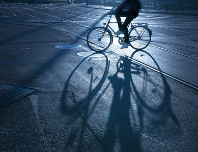 日出时骑自行车的人休眠投图片