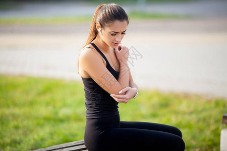 锻炼后腿部疼痛的女人图片