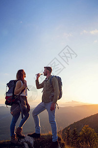 登山高峰上的小夫妇远足图片