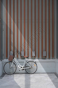 带墙的老式自行车背景图片