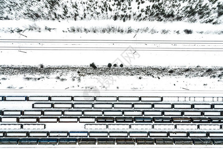 货运火车终点站铁路中心在冬季空中无人图片