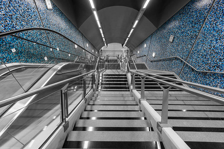 地铁站内的自动扶梯图片