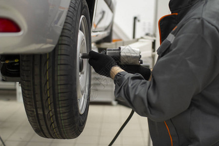 轮胎服务自动紧固车轮螺栓图片