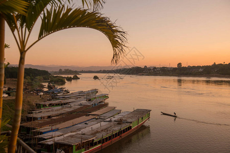 2019年11月在老挝西北老挝的湄公河老挝HuayXay村老挝角风背景图片