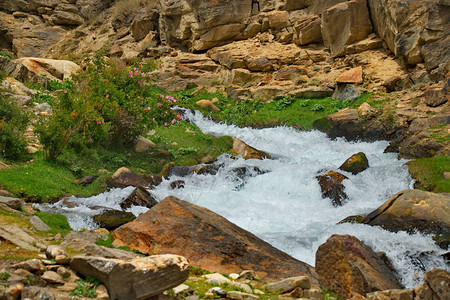中亚塔吉克斯坦Panj边界河流的外河以许多瀑布和清洁饮用水为显著特图片