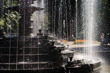 公园里的城市喷泉图片