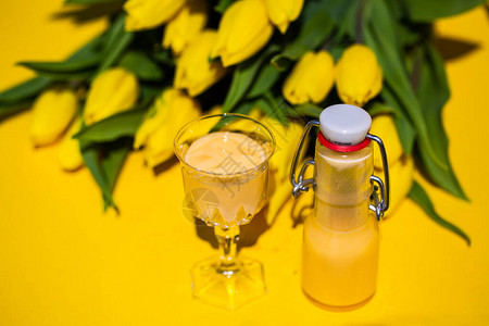 黄色背景中带黄色郁金香的蛋酒图片