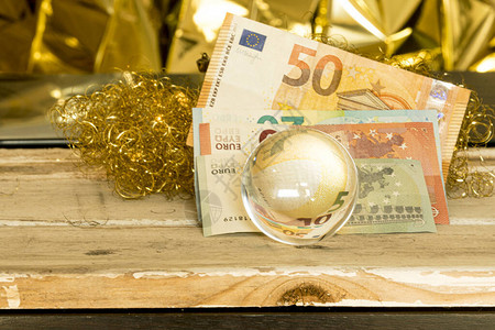 带欧元钞票和圆纸的玻璃球用温图片