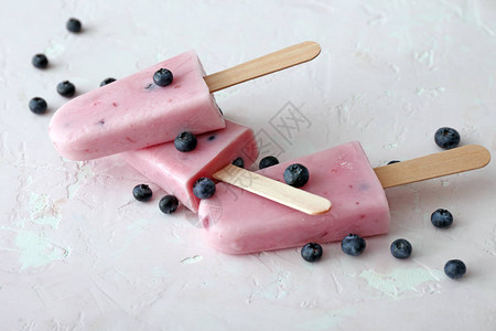 彩色背景上的美味蓝莓冰淇淋图片