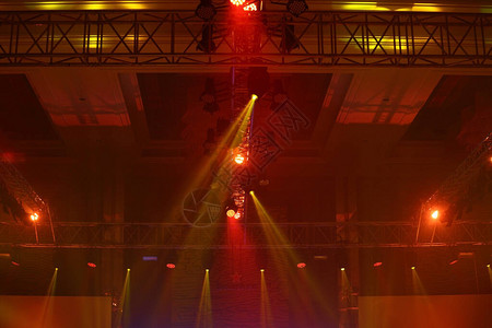 在音乐会和时装秀舞台坡道上以黄色蓝向下的建筑光束射线的图片