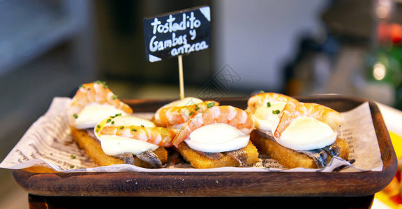 西班牙多诺斯提亚圣塞巴斯蒂安餐厅食用西班牙菜薯高清图片