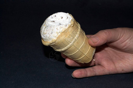 被咬的冰淇淋在手图片