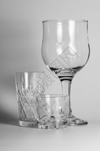 白色背景上的玻璃酒杯和水晶杯图片