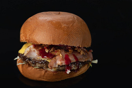深色背景上的汉堡菜单上有镜面反射背景图片
