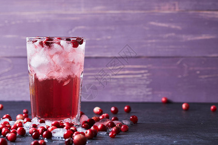 蔓越梅含伏特加蔓越莓汁和冰的酒精鸡尾酒CapeCodder在一杯卡萨布兰卡用新鲜蔓越背景