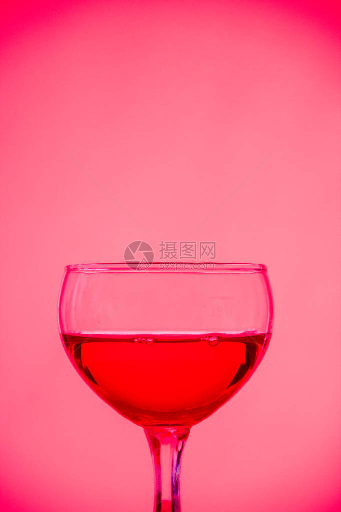 玻璃酒杯和饮料在明图片