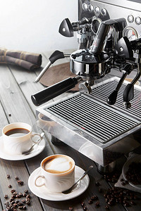 咖啡机上的两杯咖啡特写图片