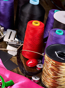 裁缝组对象金线缝纫线轴与刺绣箍和针线篮图片