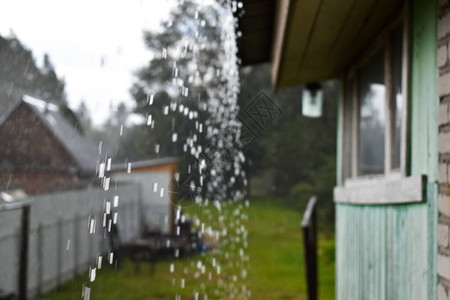 雨中水滴的模糊照片图片