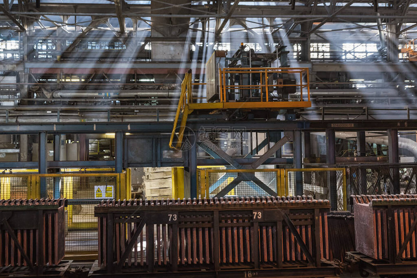 为铁路运输而装载的冶炼厂中的A图片