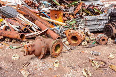 废弃的旧阀门和设备工业废金属图片