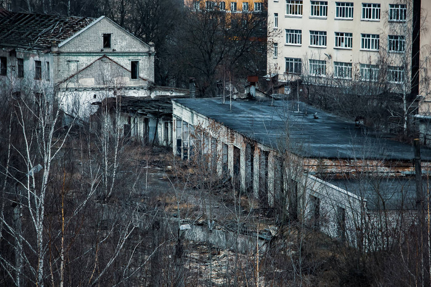 旧工厂阴森的废弃建筑景观图片