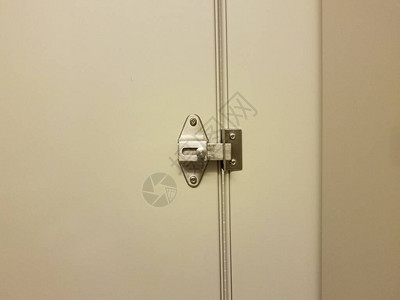 带锁的灰色浴室或洗手间隔门或闩锁背景图片