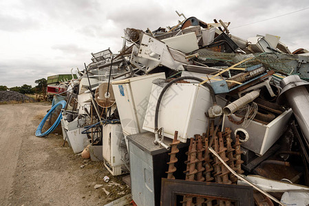 在废金属场收集的废金属和厨房用物品矿渣图片