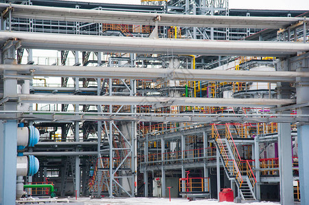 石油和天然气工业白天的炼油厂图片