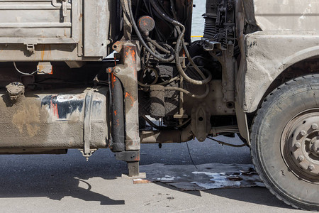 石油和泥土污染的卡车图片